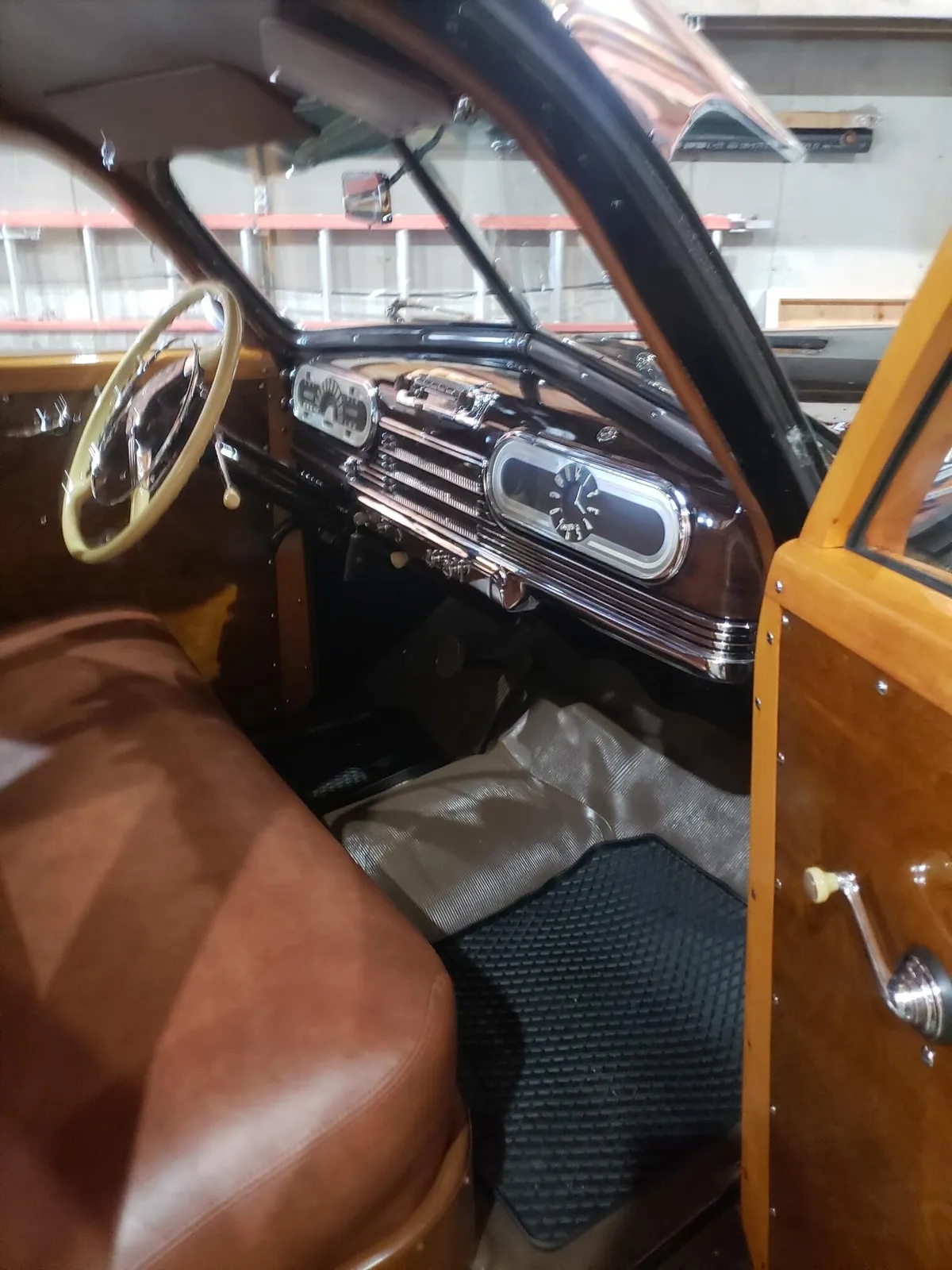Oldsmobile-66-1947-Black-Brown-7