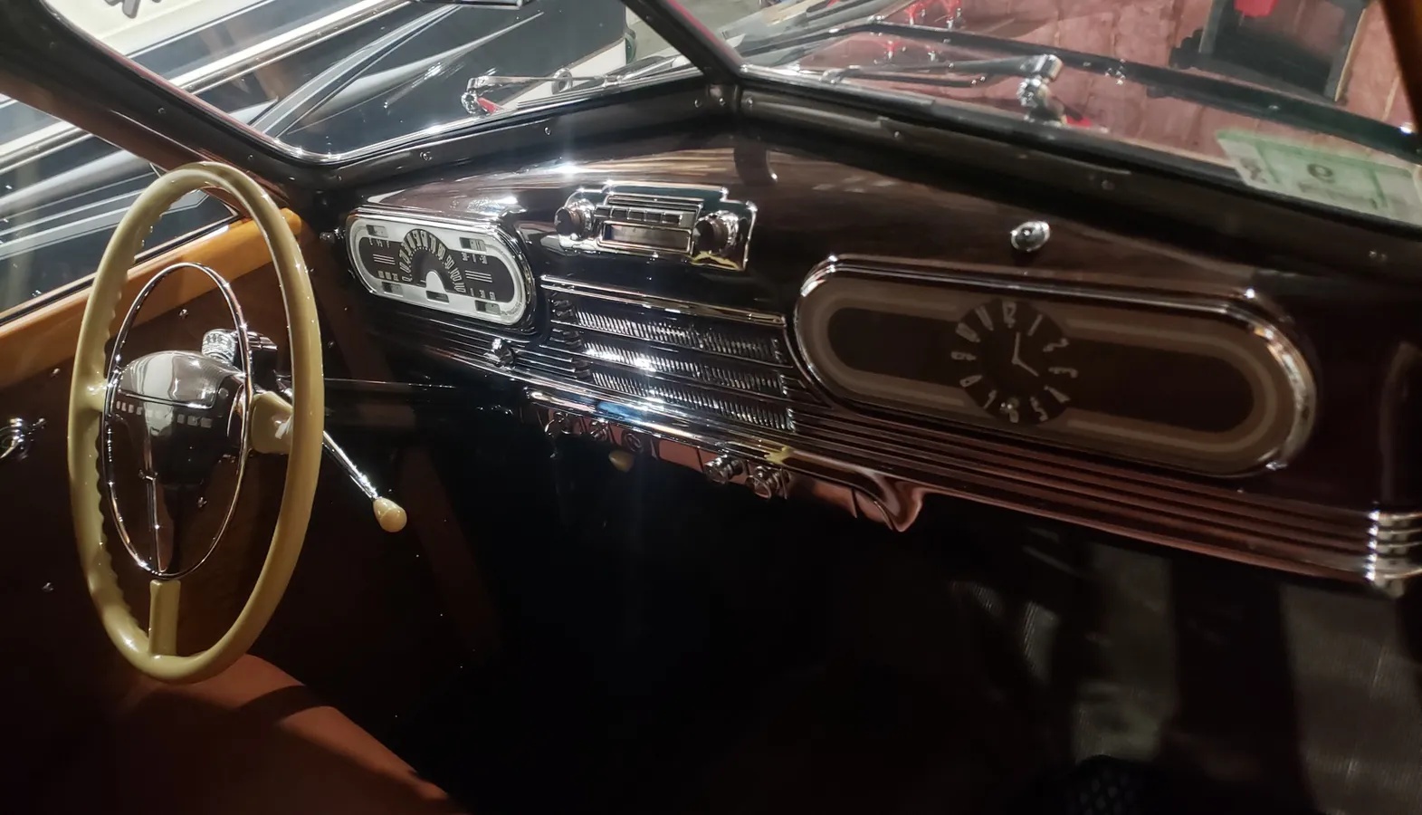 Oldsmobile-66-1947-Black-Brown-8