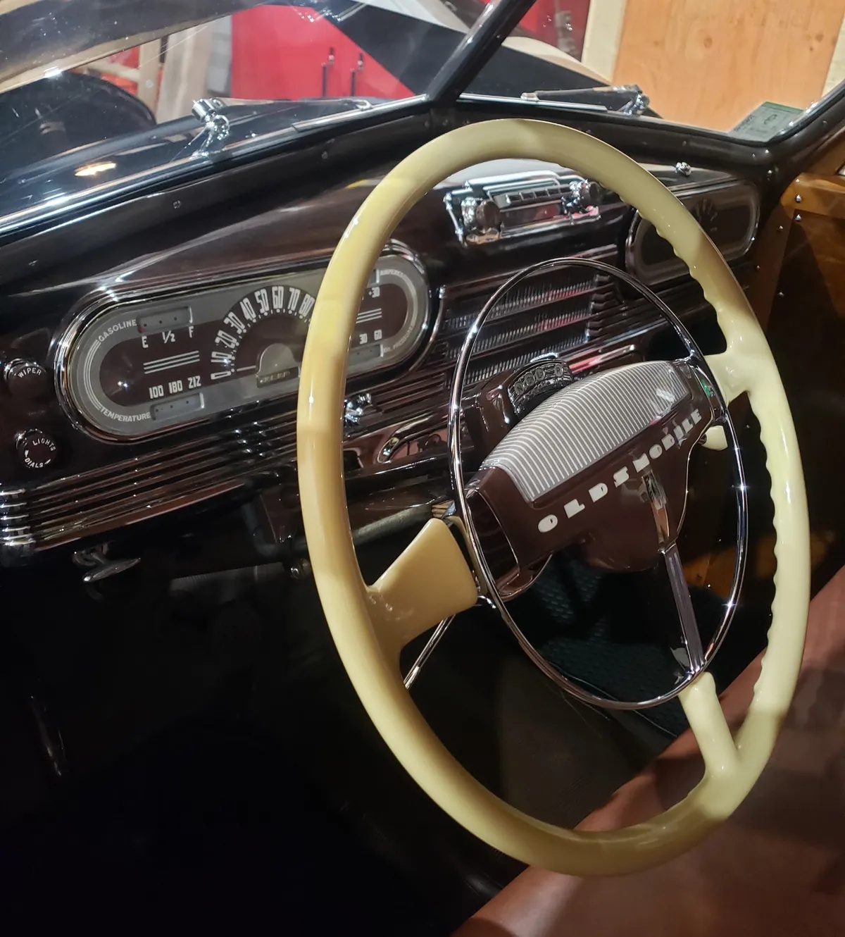 Oldsmobile-66-1947-Black-Brown-9