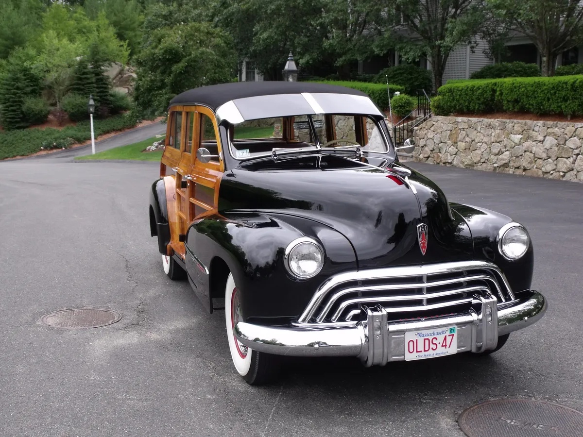 Oldsmobile-66-1947-Black-Brown