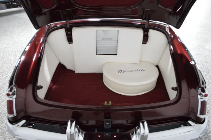 Oldsmobile-88-1948-Burgundy-White-Leather-2