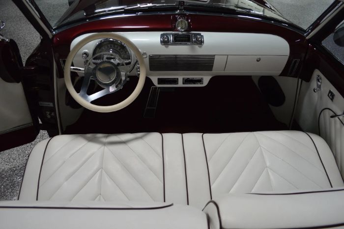 Oldsmobile-88-1948-Burgundy-White-Leather-9
