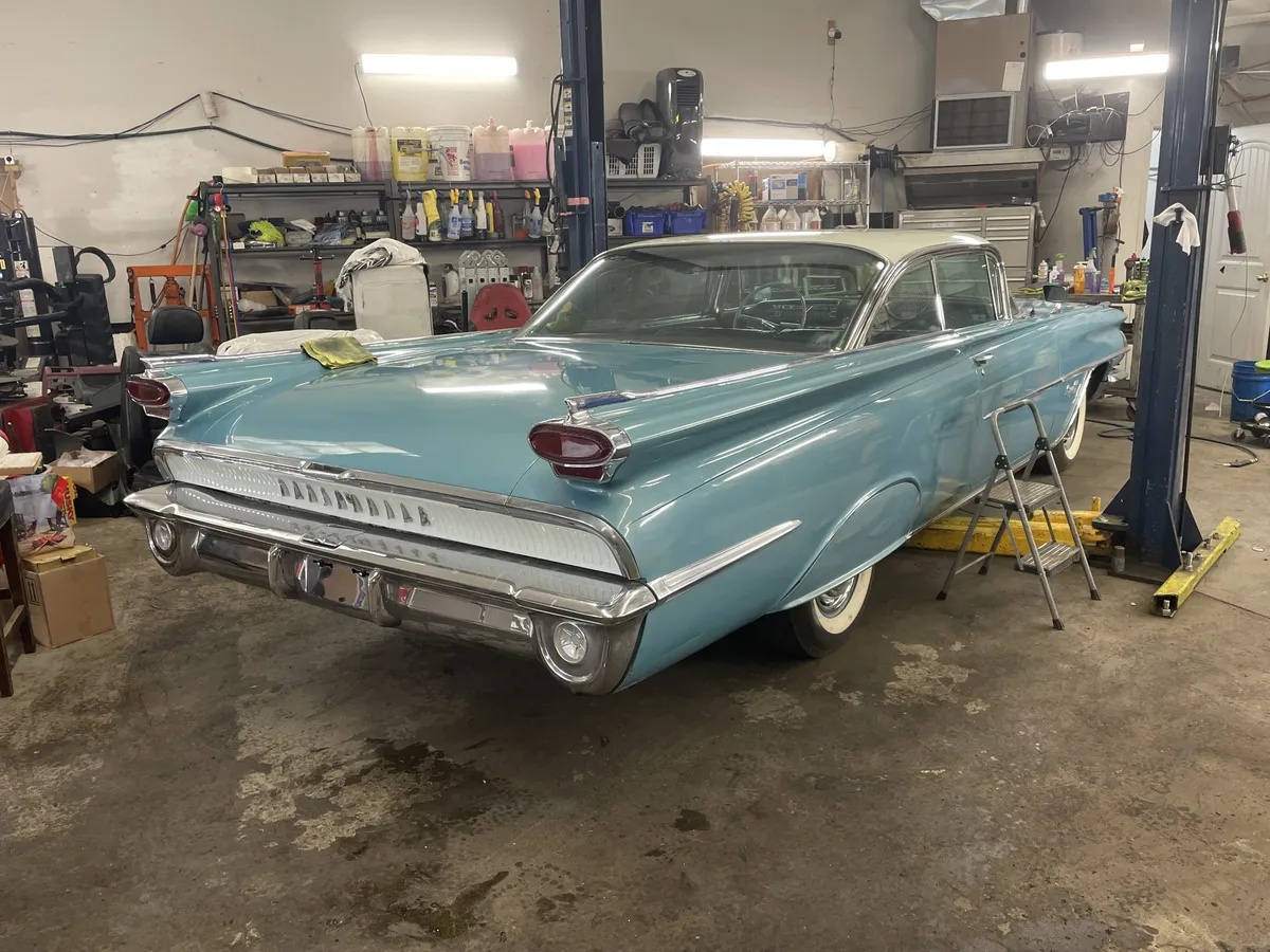 Oldsmobile-88-1959-Turquoise-Black-And-White-2