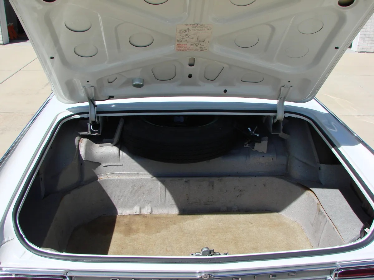 Oldsmobile-88-1964-Provencial-White-Teal-4