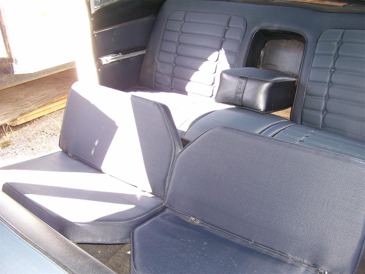 Oldsmobile-98-1967-White-Navy-4