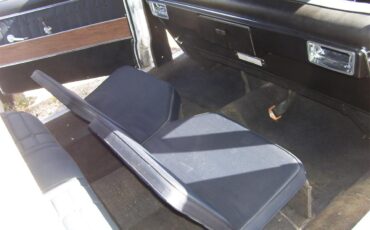 Oldsmobile-98-1967-White-Navy-7