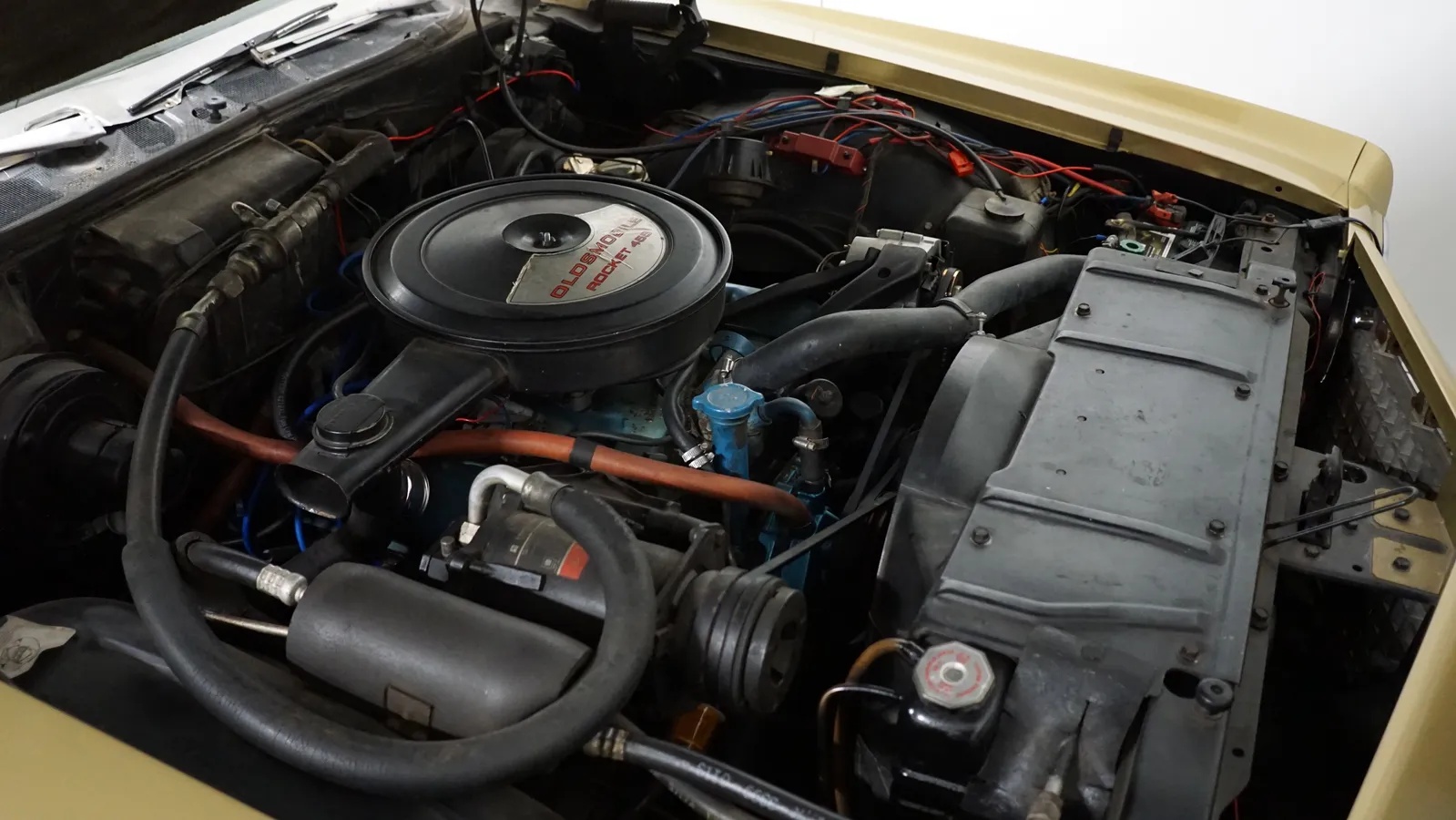 Oldsmobile-98-1970-Gold-Gold-13