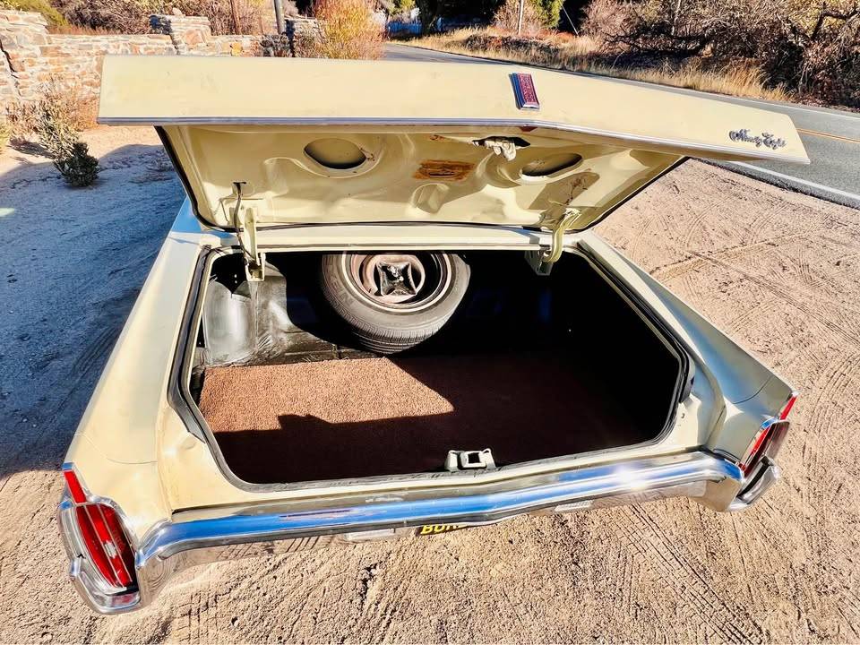 Oldsmobile-98-1972-yellow-12