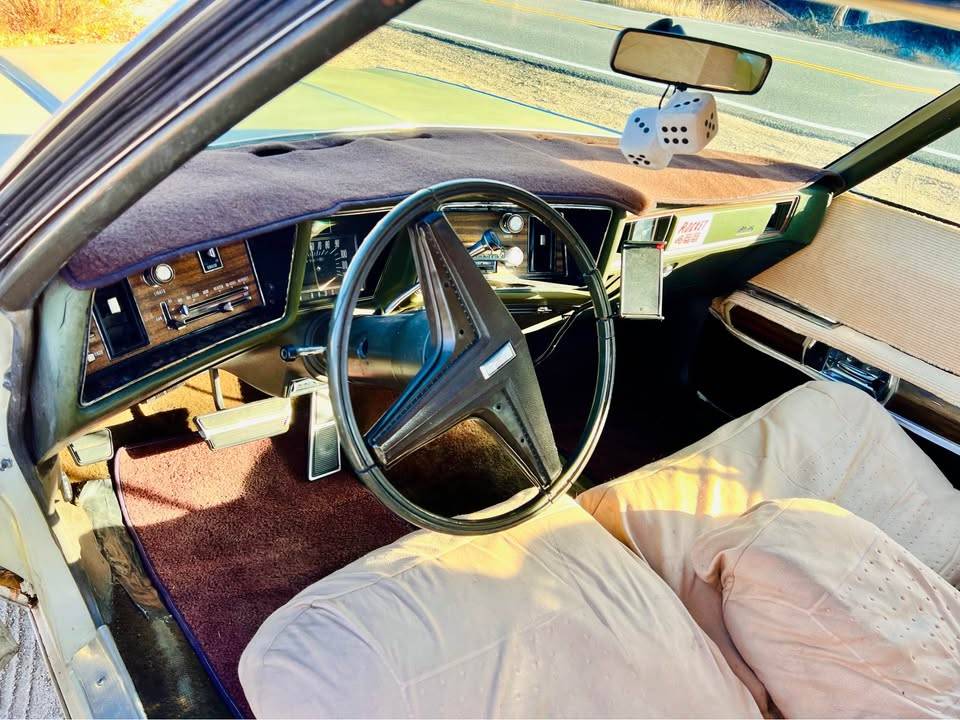 Oldsmobile-98-1972-yellow-9