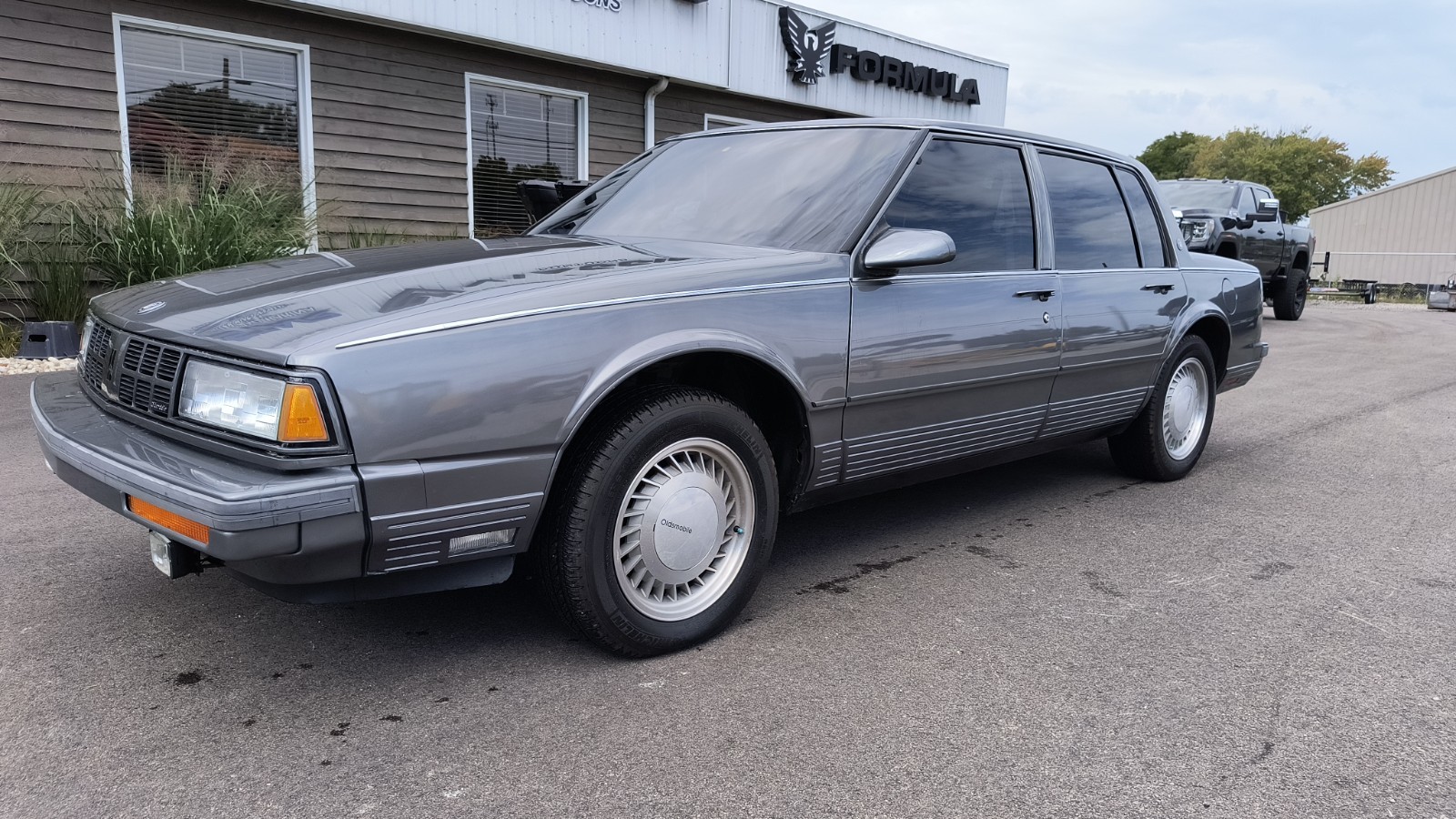 Oldsmobile-98-1989-Sedan-1