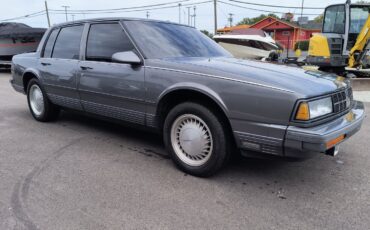 Oldsmobile-98-1989-Sedan-2