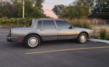 Oldsmobile-98-1989-Sedan-4