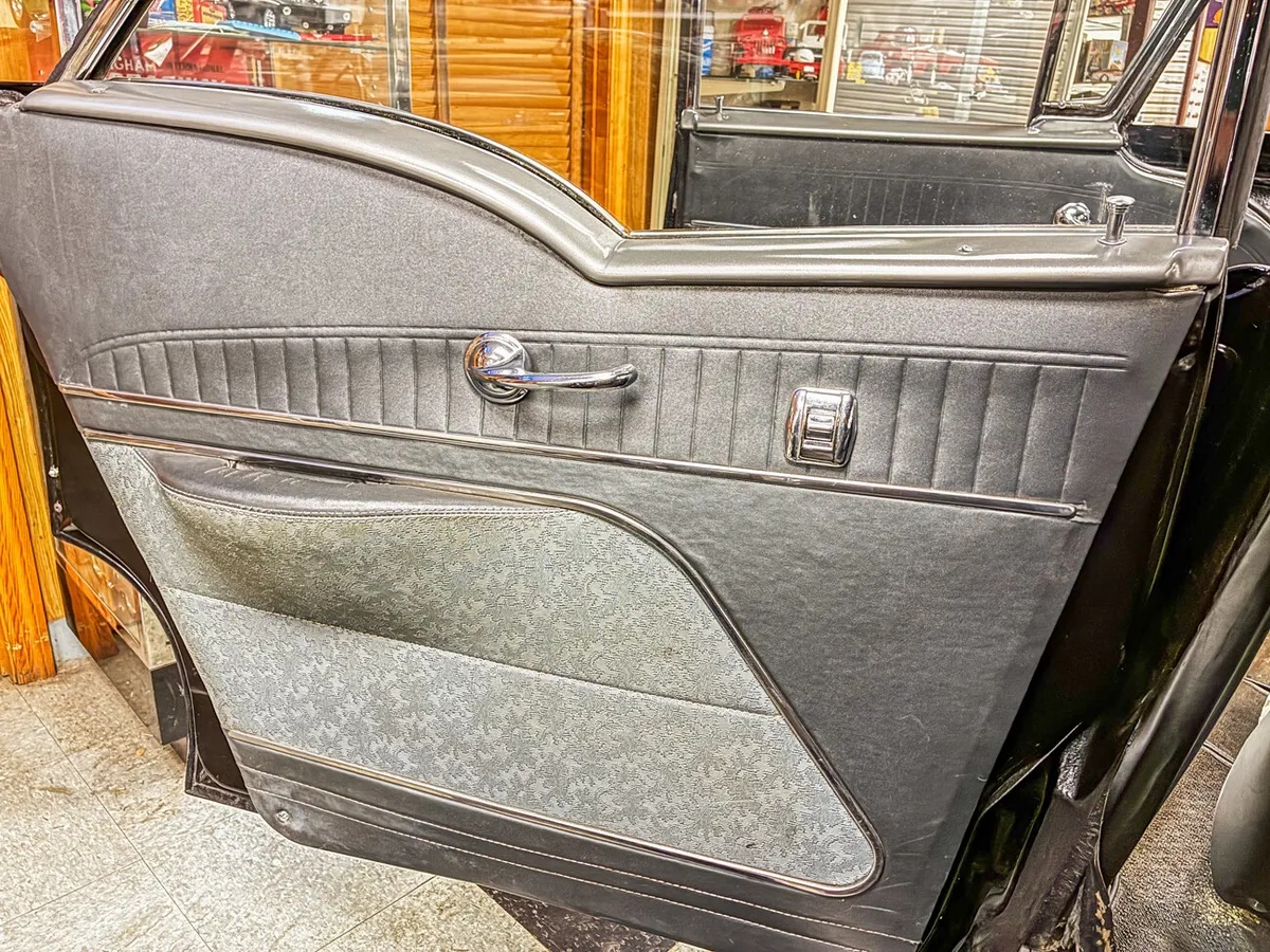 Oldsmobile-98-j-2-1957-Black-Gray-Brocade-Clothe-19