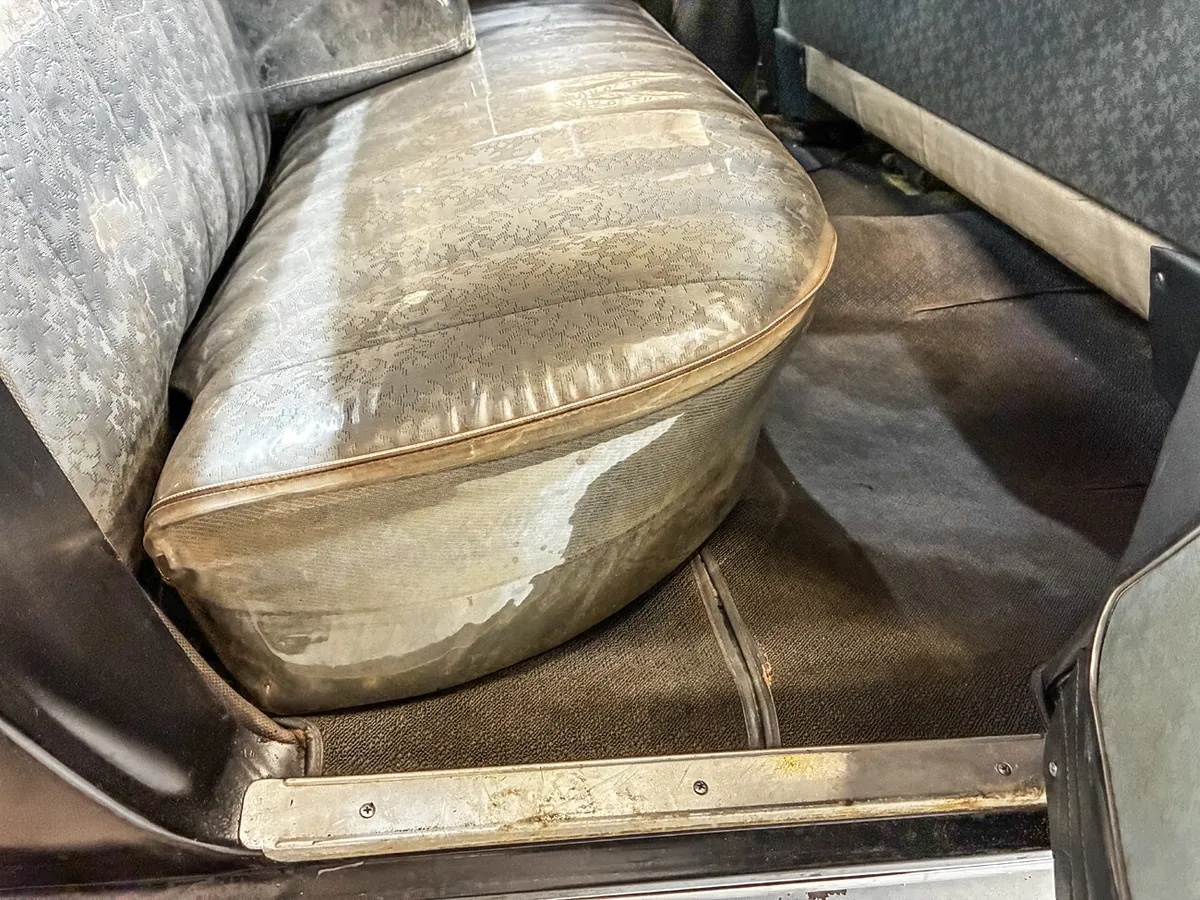 Oldsmobile-98-j-2-1957-Black-Gray-Brocade-Clothe-6