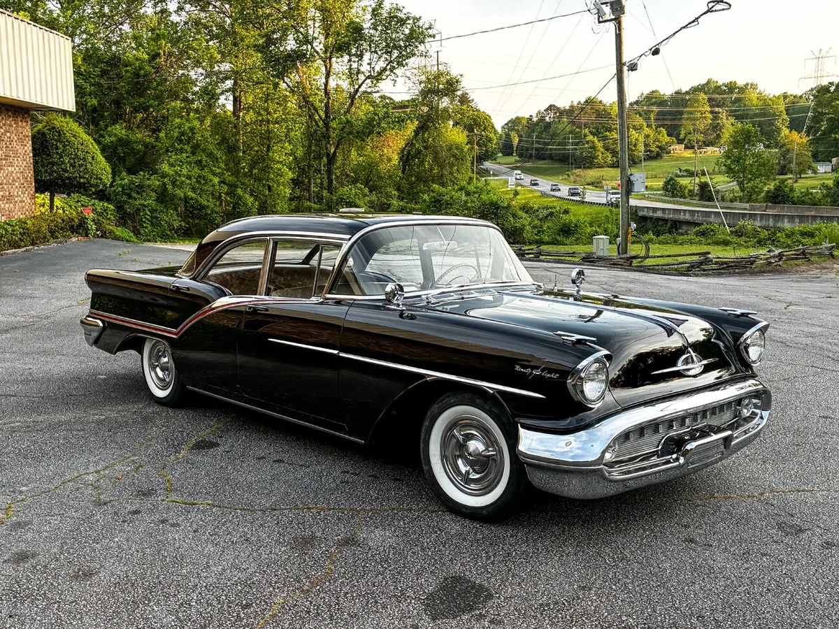Oldsmobile-98-j-2-1957-Black-Gray-Brocade-Clothe-9