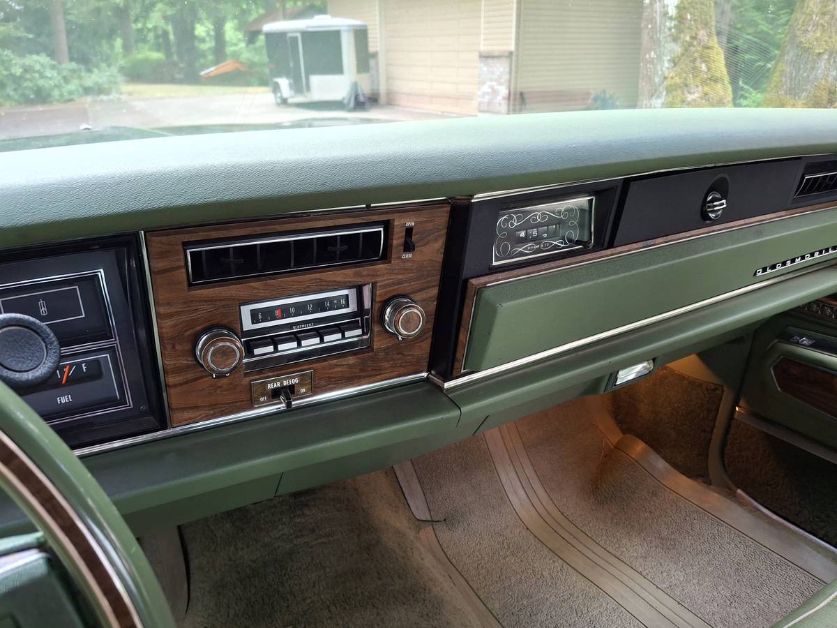 Oldsmobile-98-regency-1974-green-1