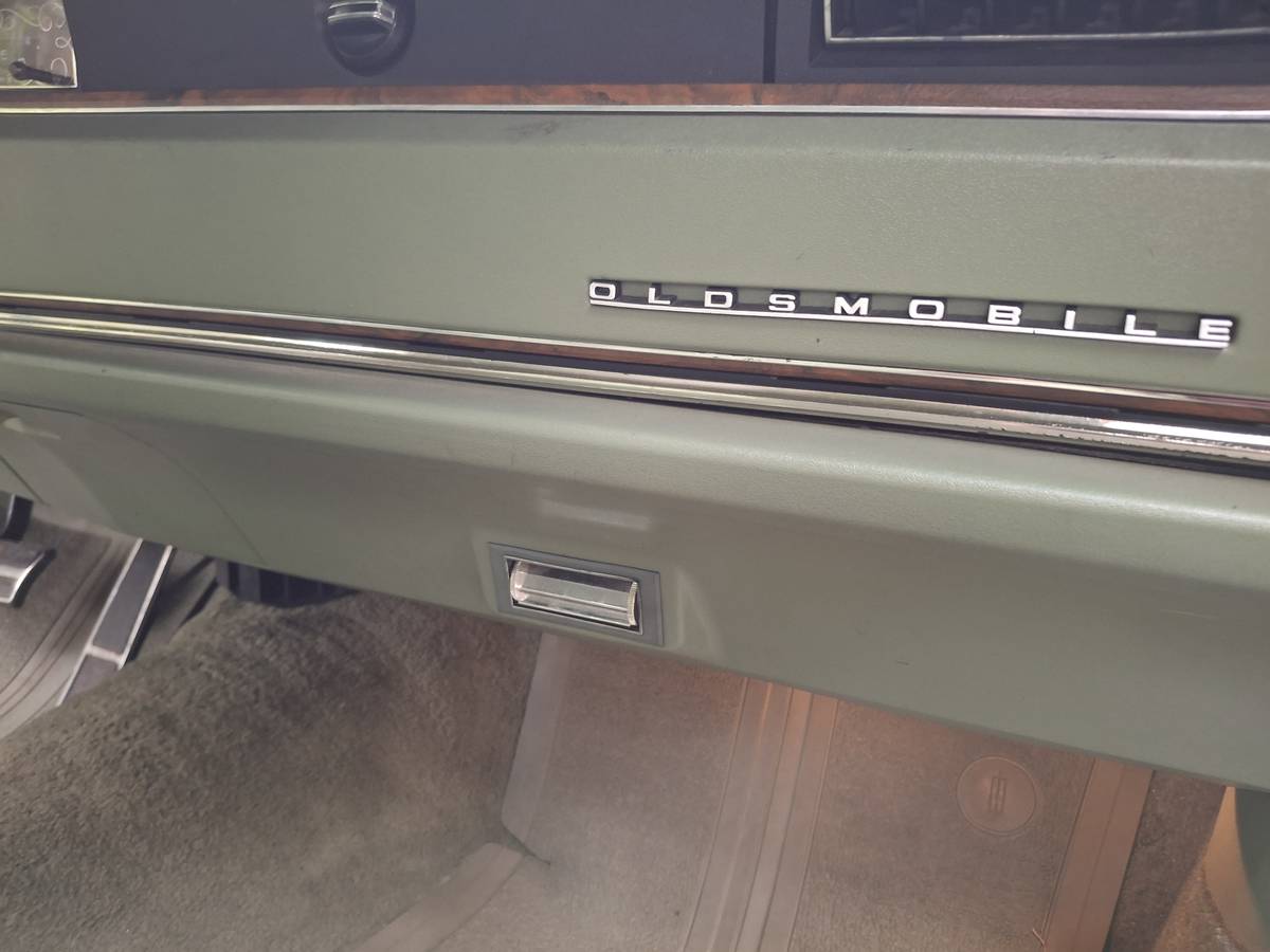 Oldsmobile-98-regency-1974-green-14