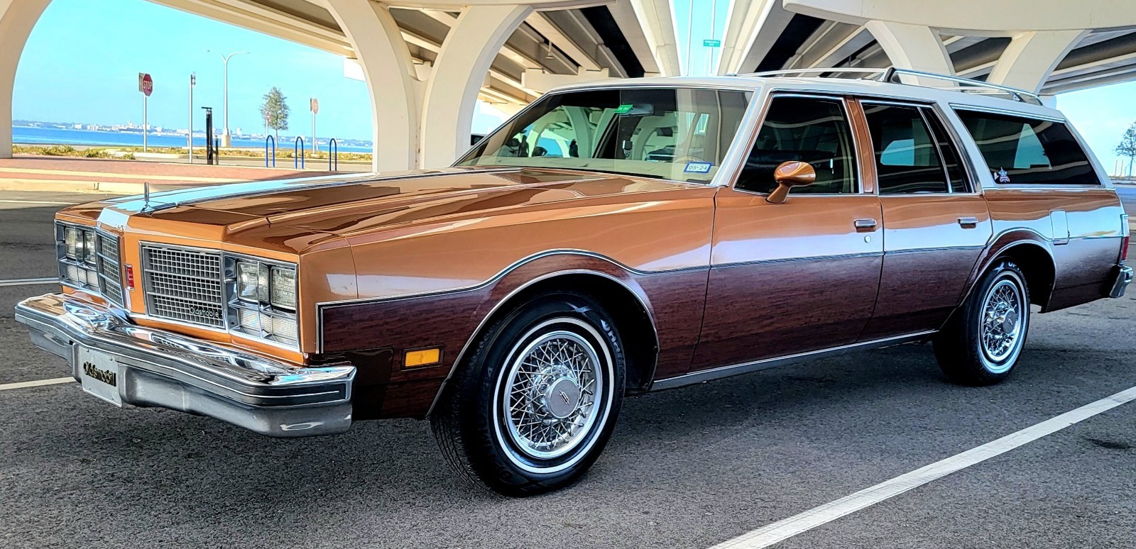 Oldsmobile-Custom-Cruiser-1978
