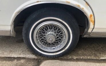 Oldsmobile-Custom-cruiser-1988-White-Tan-1