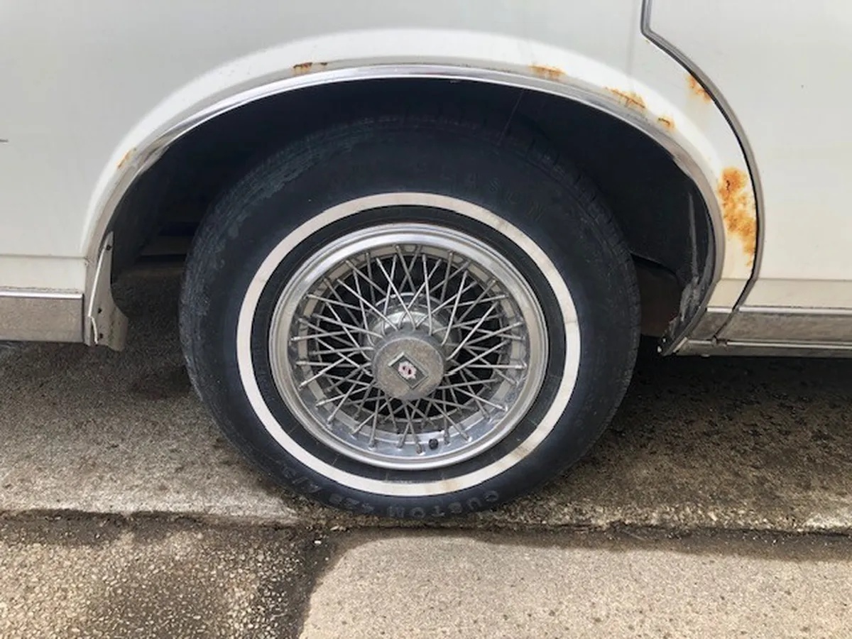 Oldsmobile-Custom-cruiser-1988-White-Tan-1