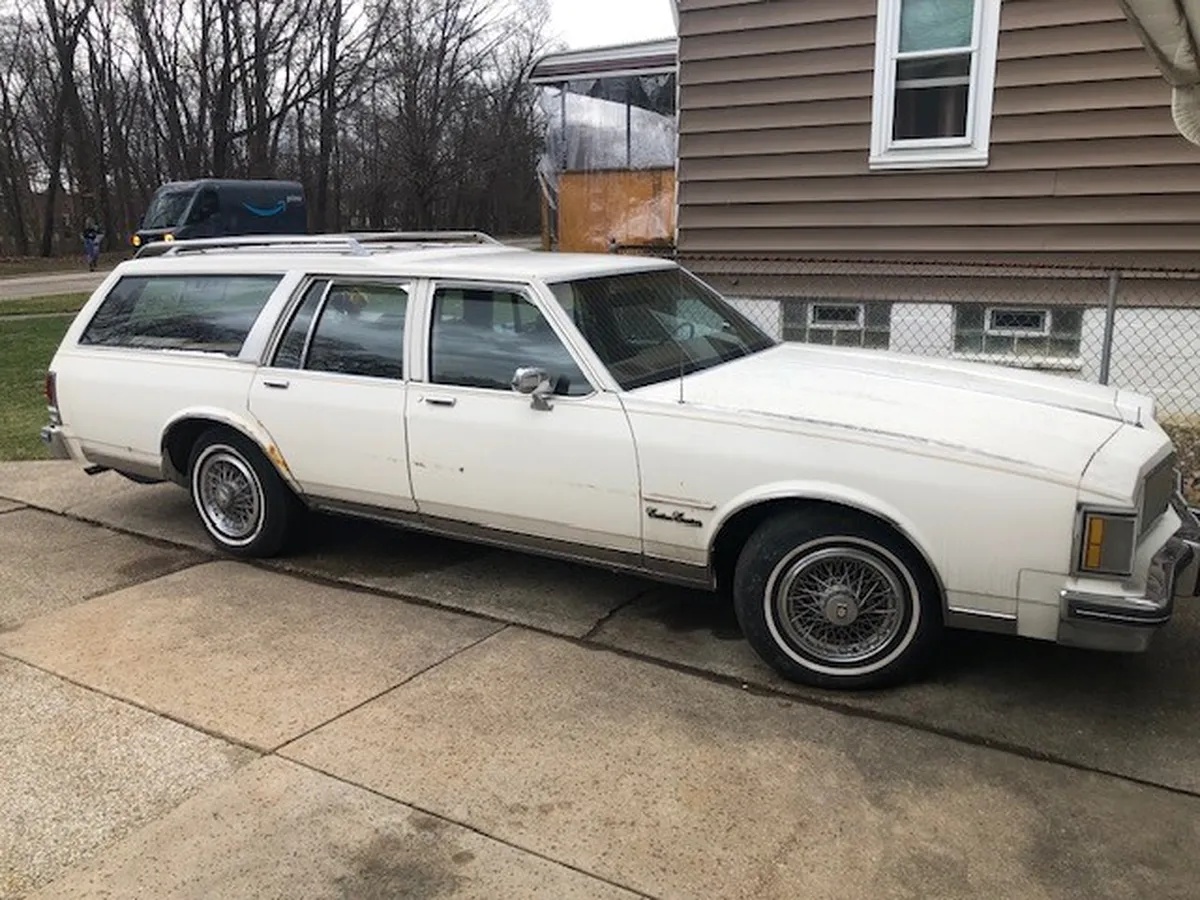 Oldsmobile-Custom-cruiser-1988-White-Tan-2