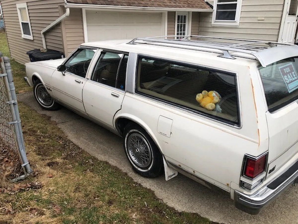 Oldsmobile-Custom-cruiser-1988-White-Tan-3