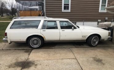 Oldsmobile-Custom-cruiser-1988-White-Tan