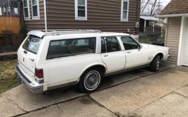 Oldsmobile-Custom-cruiser-1988-White-Tan-4