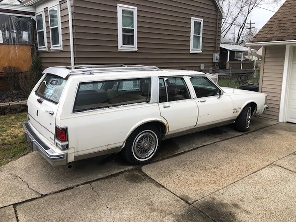 Oldsmobile-Custom-cruiser-1988-White-Tan-4