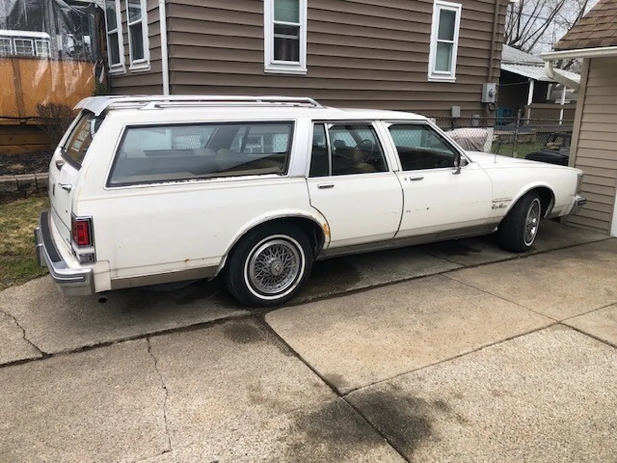 Oldsmobile-Custom-cruiser-1988-White-Tan-5