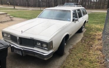 Oldsmobile-Custom-cruiser-1988-White-Tan-6