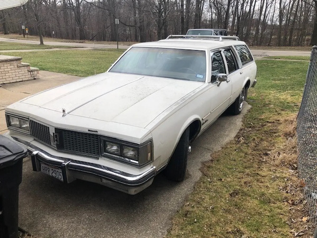 Oldsmobile-Custom-cruiser-1988-White-Tan-6