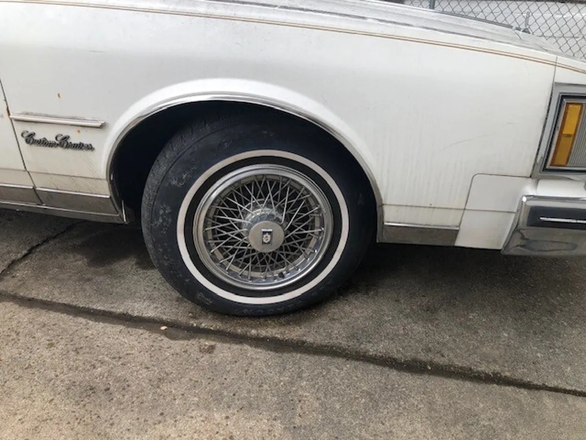 Oldsmobile-Custom-cruiser-1988-White-Tan-7