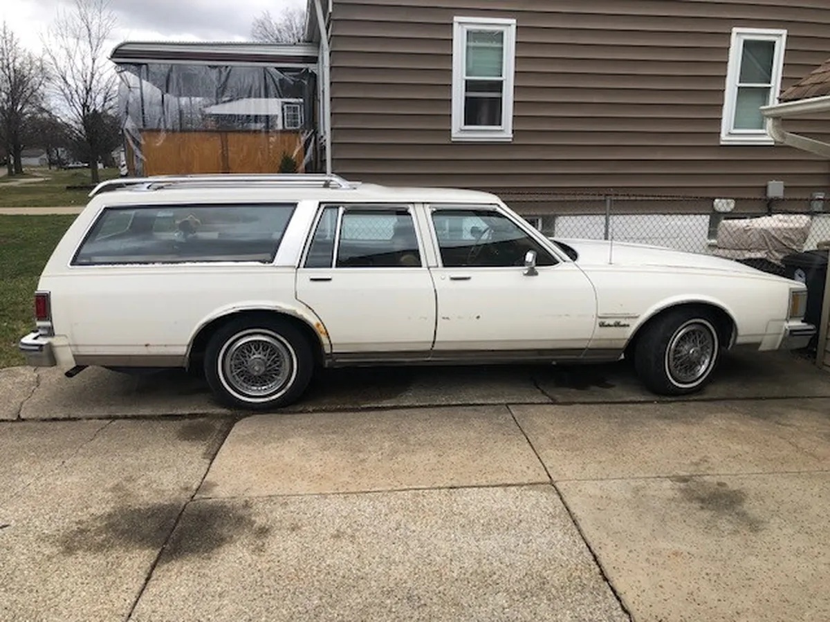 Oldsmobile-Custom-cruiser-1988-White-Tan