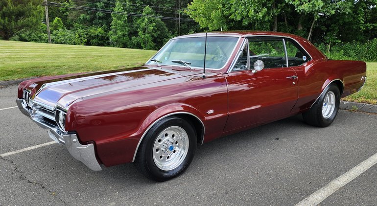 Oldsmobile-Cutlass-1966-Red-Black