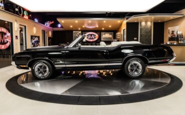Oldsmobile-Cutlass-1970-Black-1