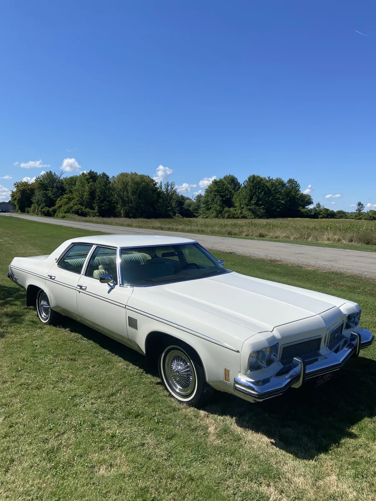 Oldsmobile-Delta-88-royale-1973-White-Cream-1