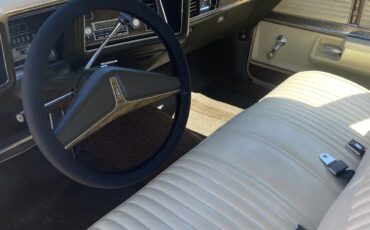 Oldsmobile-Delta-88-royale-1973-White-Cream-3