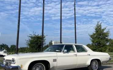 Oldsmobile-Delta-88-royale-1973-White-Cream