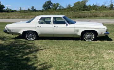 Oldsmobile-Delta-88-royale-1973-White-Cream-6