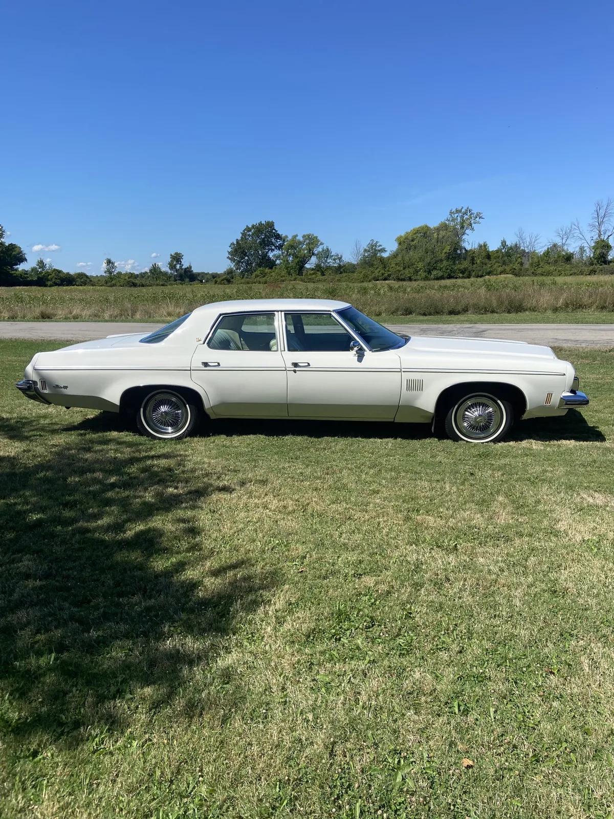 Oldsmobile-Delta-88-royale-1973-White-Cream-6
