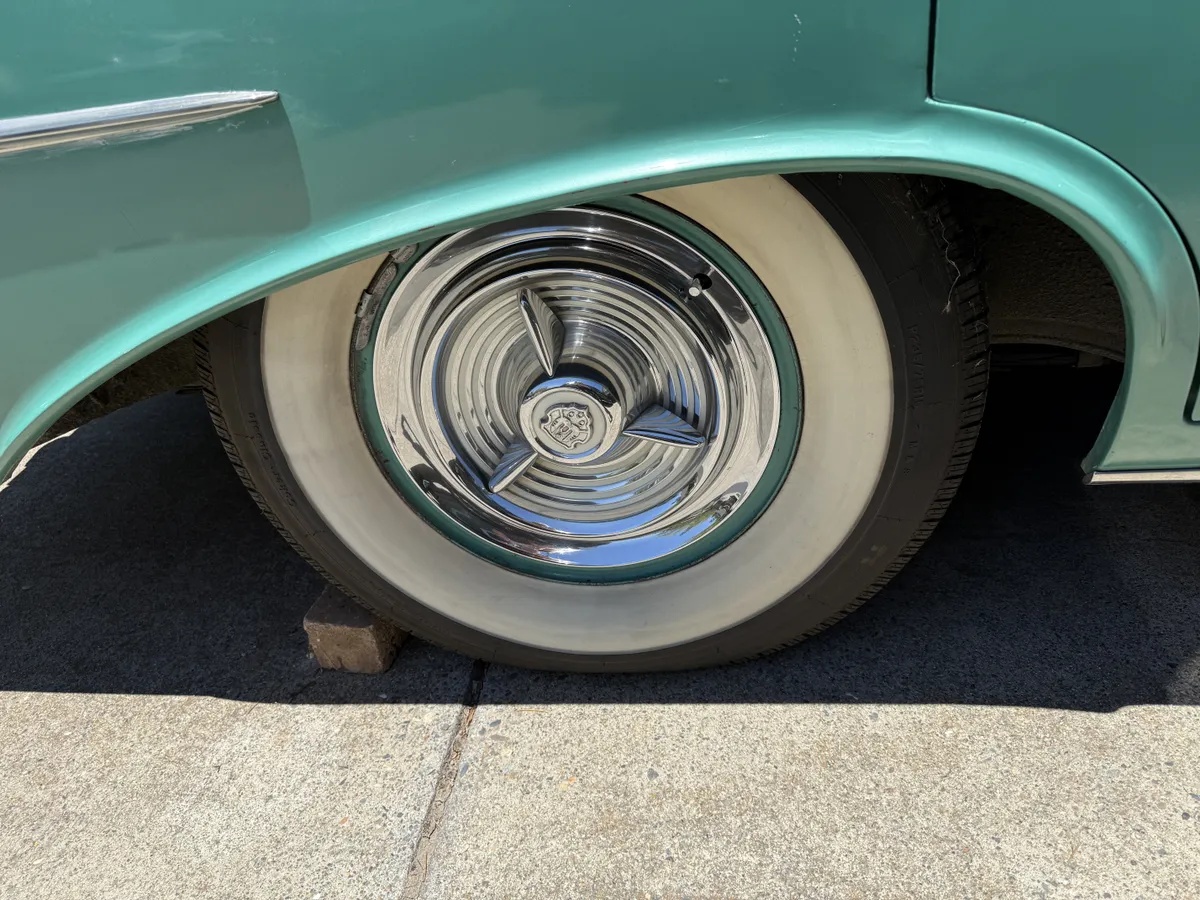 Oldsmobile-Holiday-1955-Two-Shades-Of-Green-Original-Color-Green-Also-Original-6