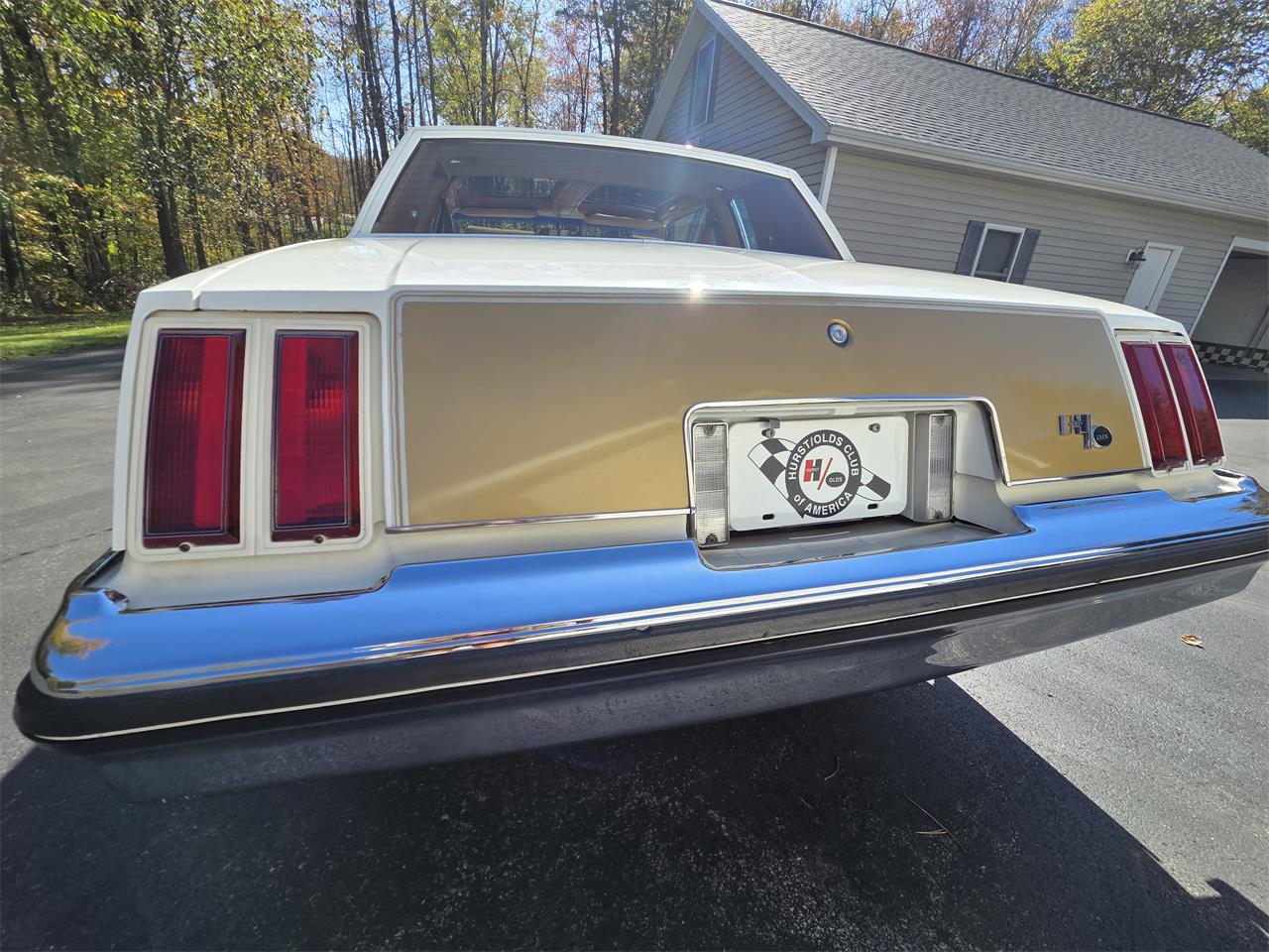Oldsmobile-Hurst-1979-White-Gold-20