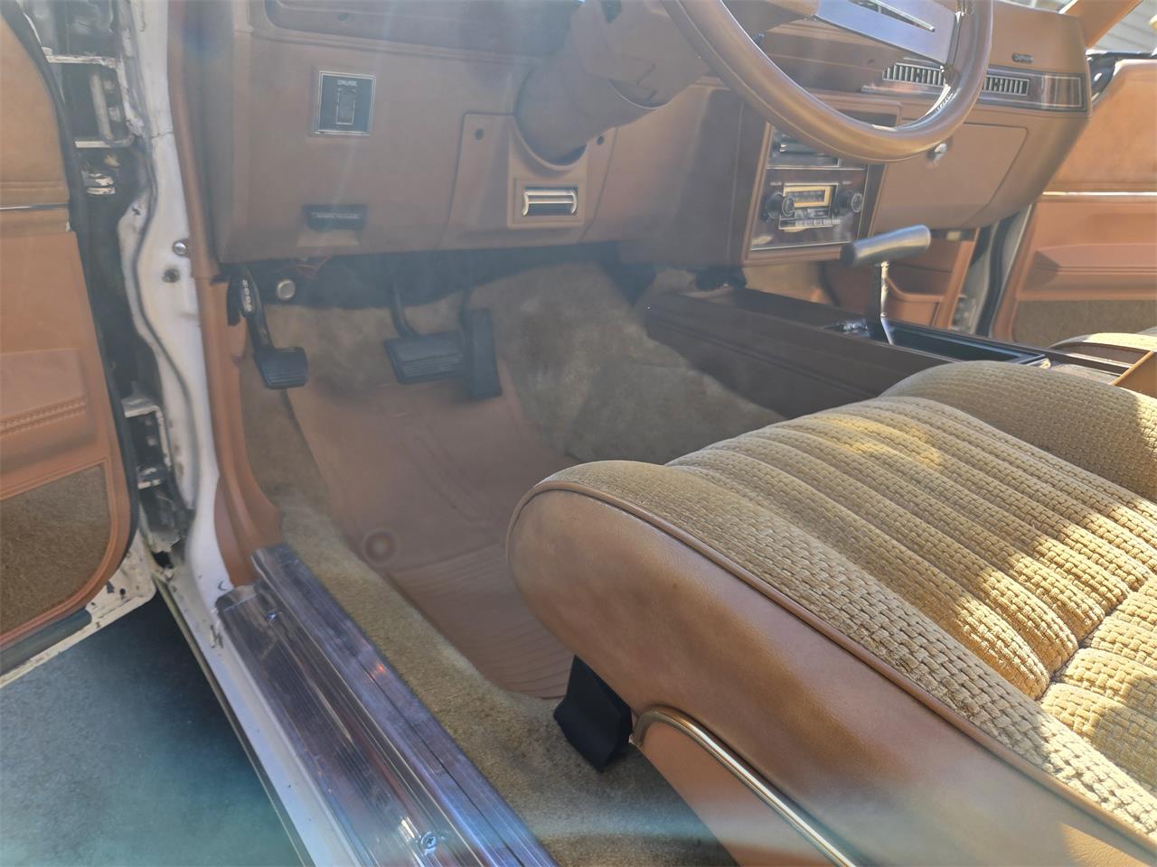 Oldsmobile-Hurst-1979-White-Gold-40