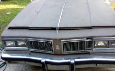 Oldsmobile-Ninety-Eight-1983