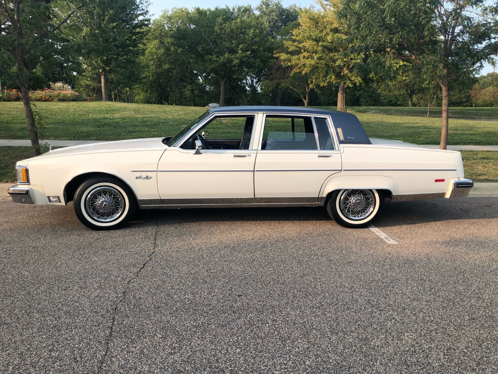 Oldsmobile-Ninety-Eight-1983-Sedan-1