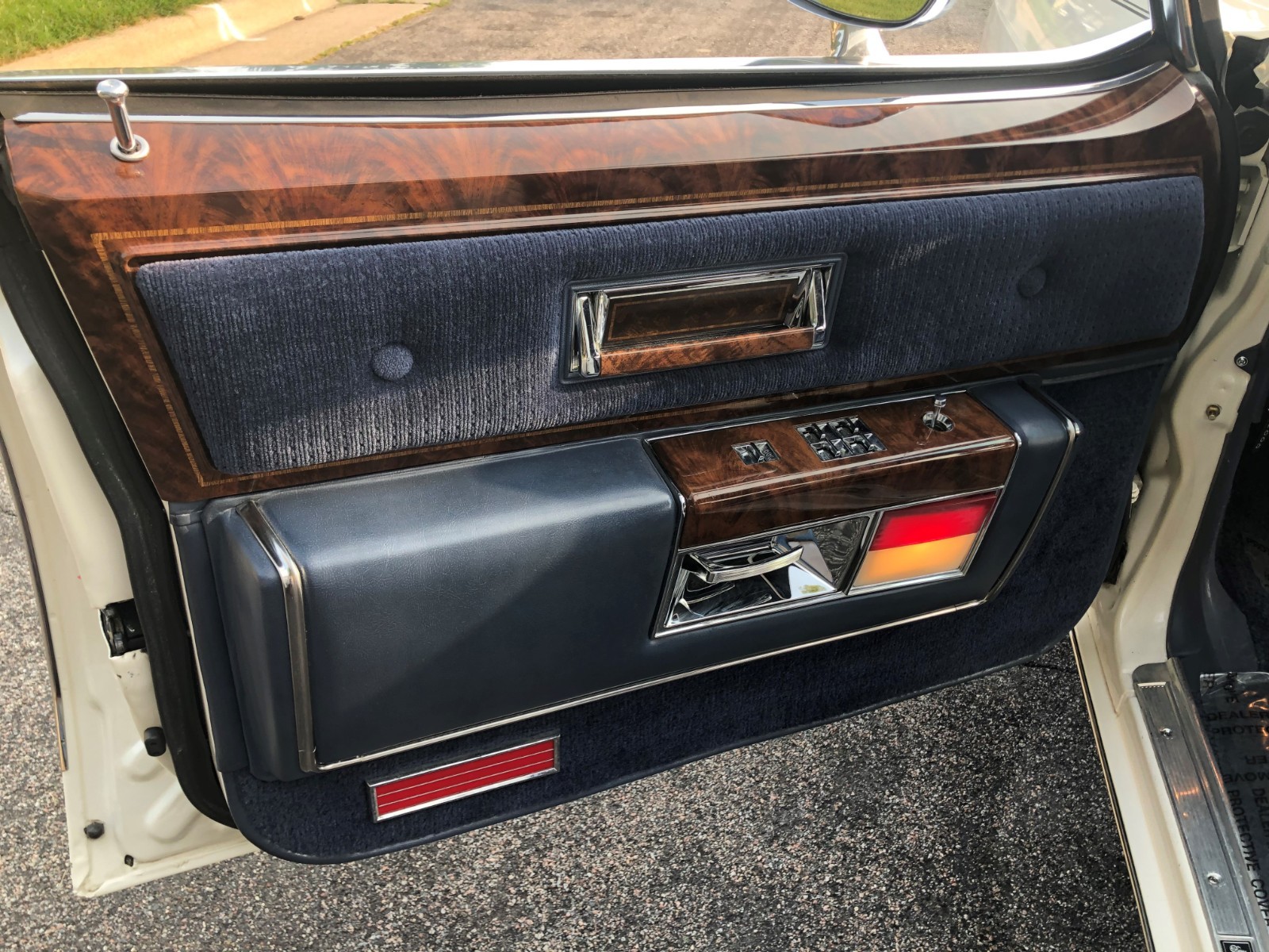 Oldsmobile-Ninety-Eight-1983-Sedan-11