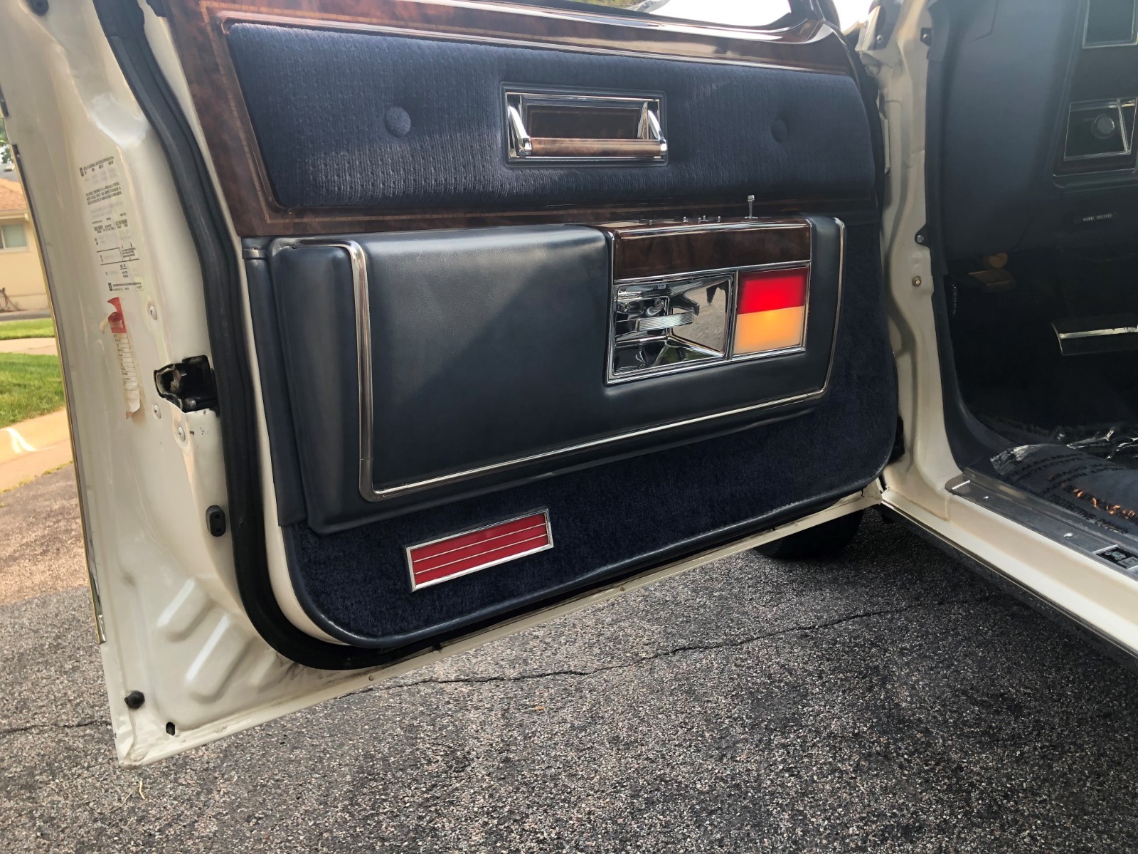 Oldsmobile-Ninety-Eight-1983-Sedan-12