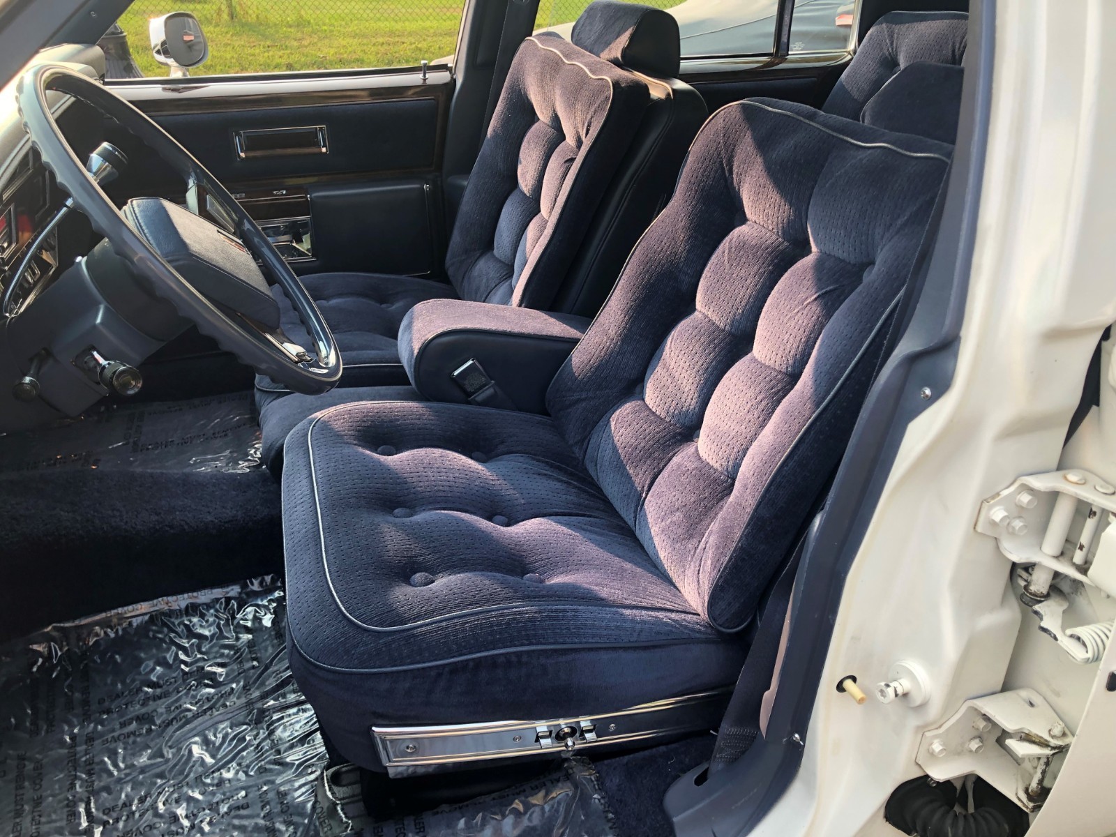 Oldsmobile-Ninety-Eight-1983-Sedan-13