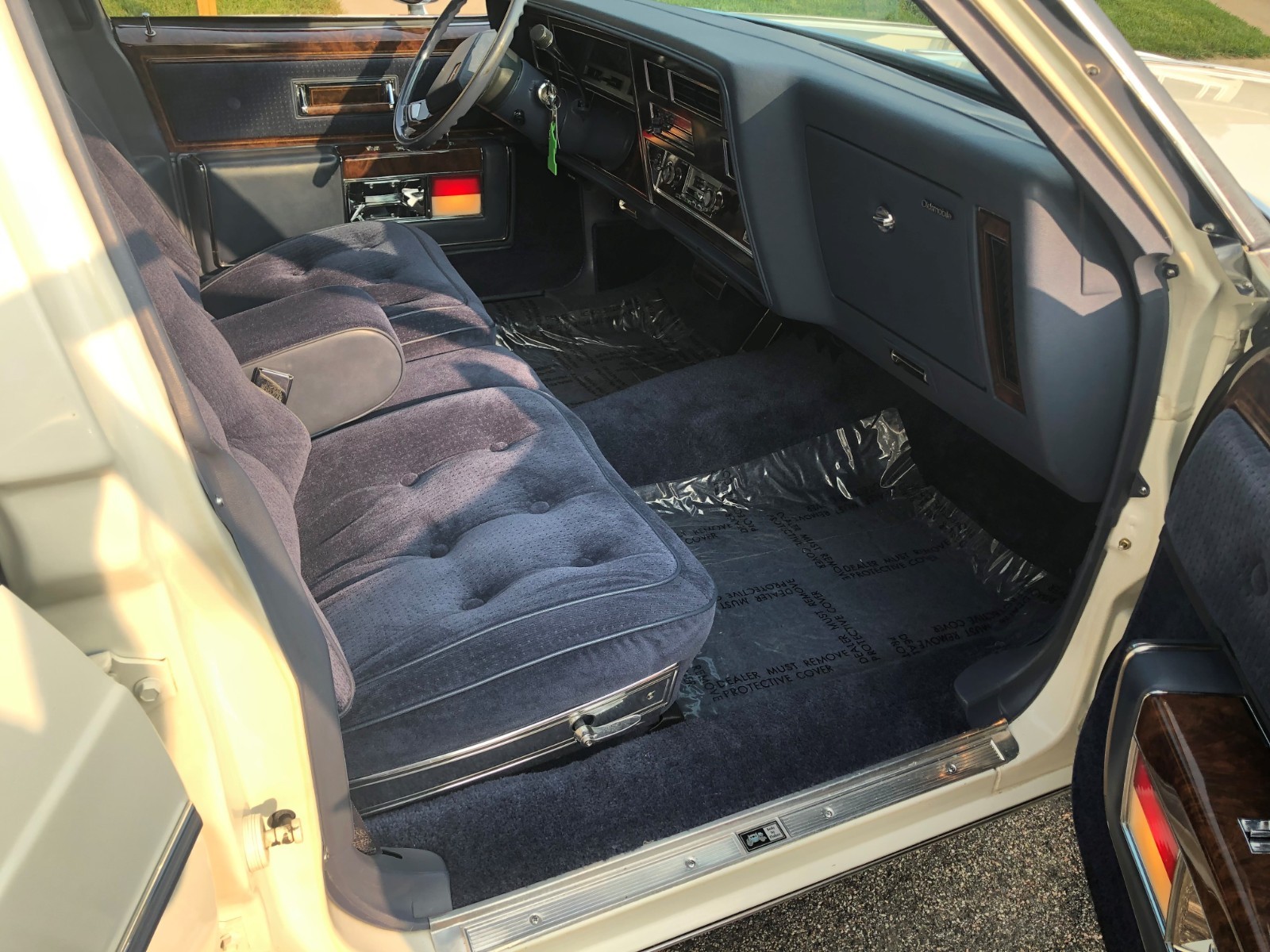 Oldsmobile-Ninety-Eight-1983-Sedan-15